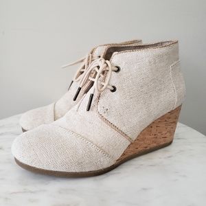 TOMS Desert Wedge Laced Ankle Booties Natural Metallic Linen Women's Size 9